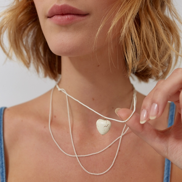 Colar Três Voltas Howlita Coração Off White