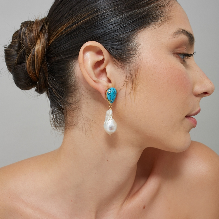 Brinco Pérola Barroca e Howlita Gota Azul