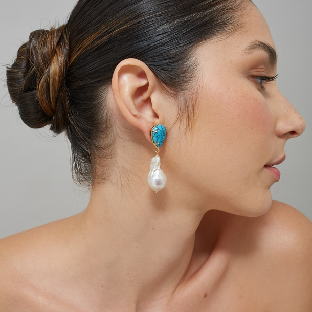 Brinco Pérola Barroca e Howlita Gota Azul