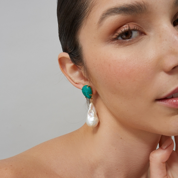 Brinco Pérola Barroca e Howlita Verde Gota