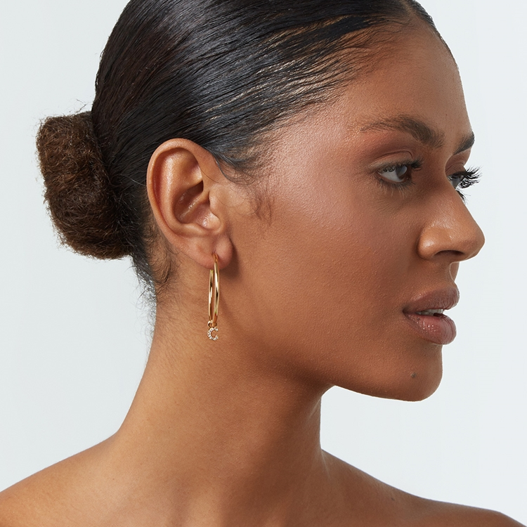 Brinco Argola Letras Cravejadas e Ponto de Luz