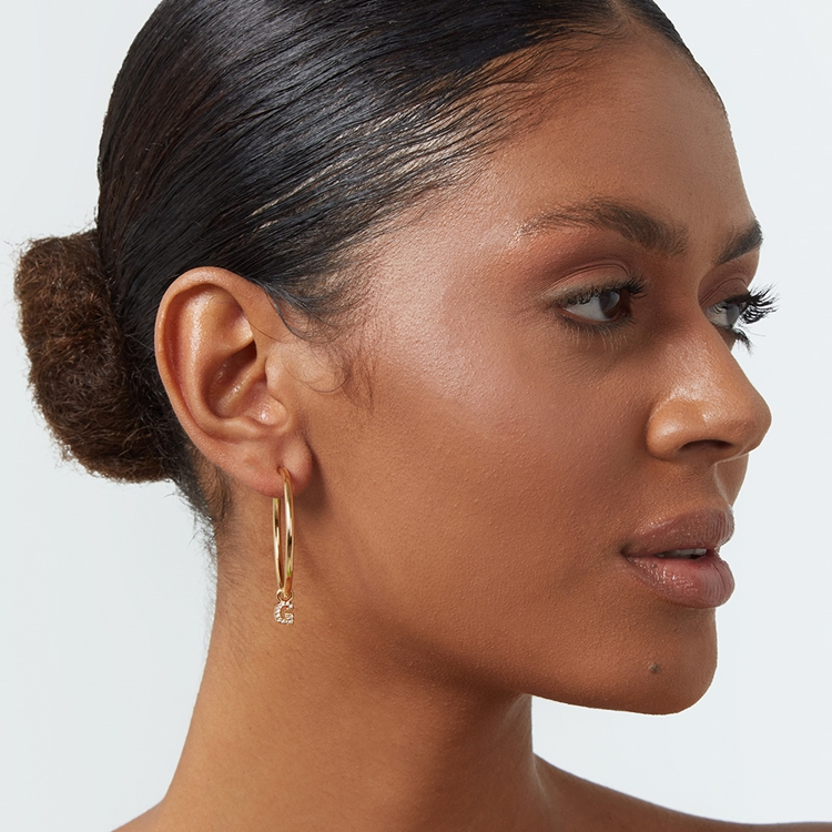 Brinco Argola Letras Cravejadas e Ponto de Luz