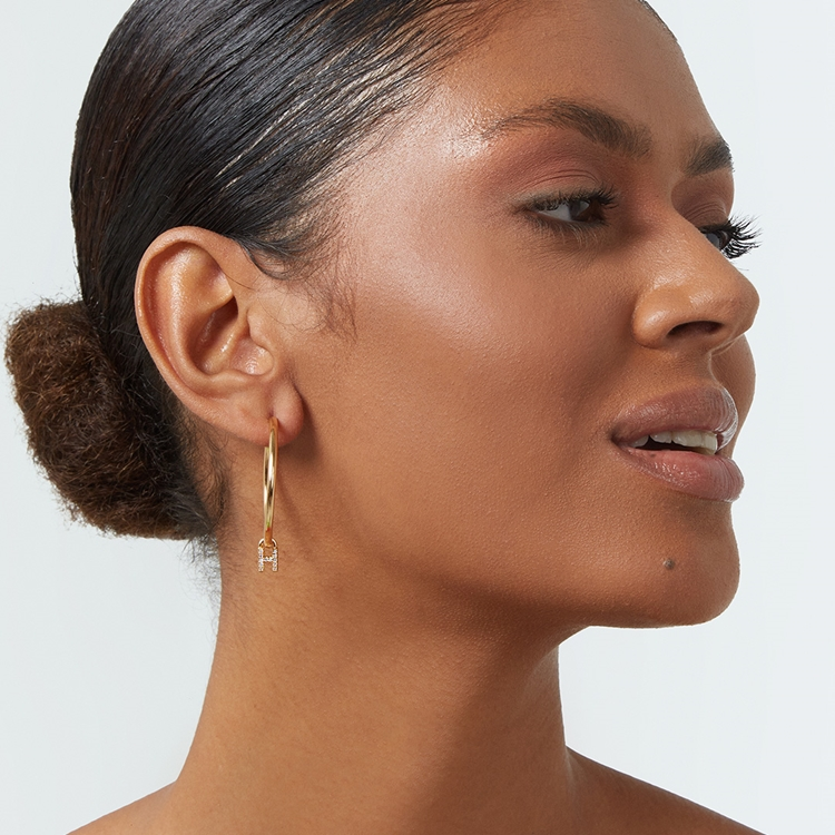 Brinco Argola Letras Cravejadas e Ponto de Luz