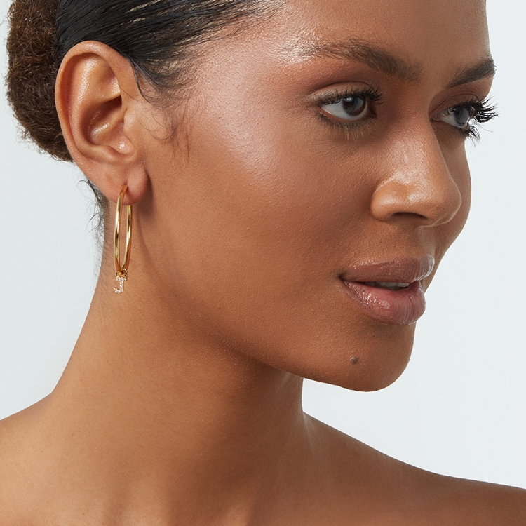 Brinco Argola Letras Cravejadas e Ponto de Luz