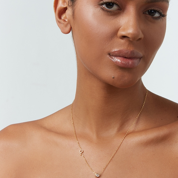 Colar Letras Cravejado e Ponto de Luz