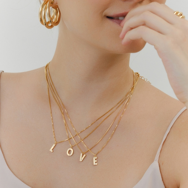 Colar Longo Zircônias Cravejadas Letra I