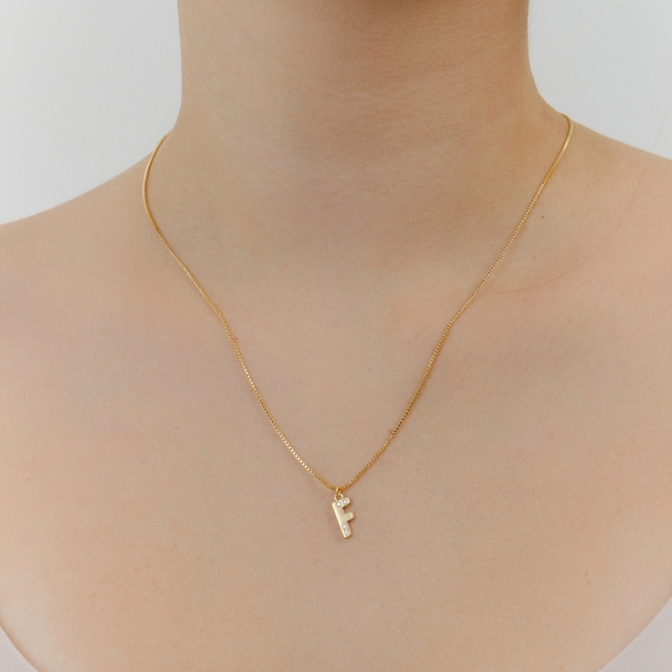 Colar Longo Zircônias Cravejadas Letra F