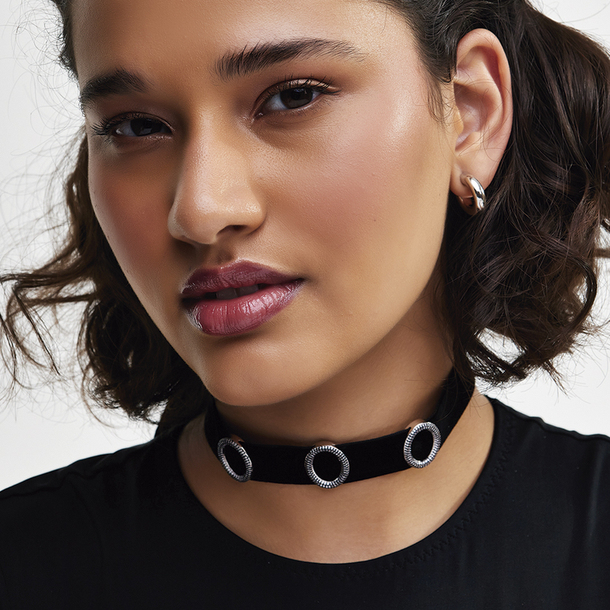 Colar Choker Veludo com Zircônias Cravejadas