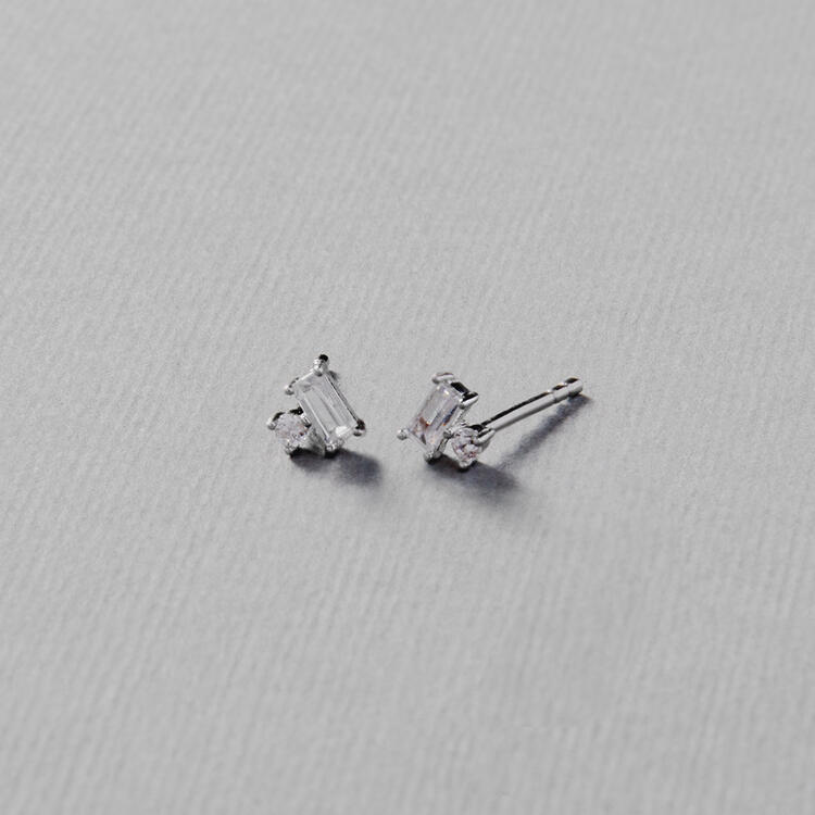 BRINCO BAGUETE BRANCO PRATA 925
