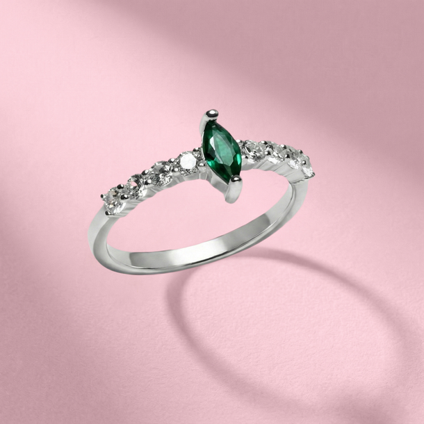 ANEL MEIA ALIANÇA NAVETE ESMERALDA PRATA 925