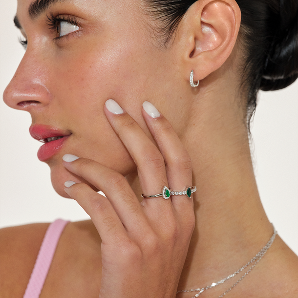 ANEL MEIA ALIANÇA NAVETE ESMERALDA PRATA 925