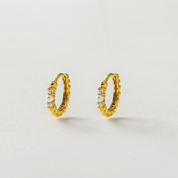 BRINCO MINI ARGOLA TEXTURA E PÉROLA