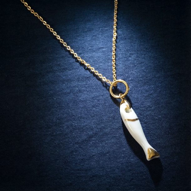 COLAR CERAMICS PEIXE BRANCO