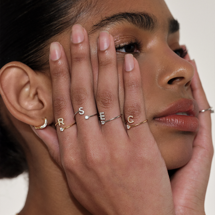 ANEL LETRA C CRAVEJADO PRATA 925