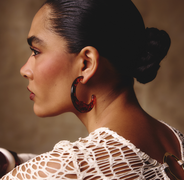 BRINCO ARGOLA ÂMBAR MARROM