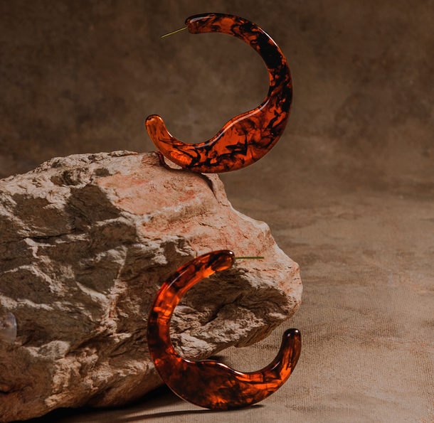 BRINCO ARGOLA ÂMBAR MARROM