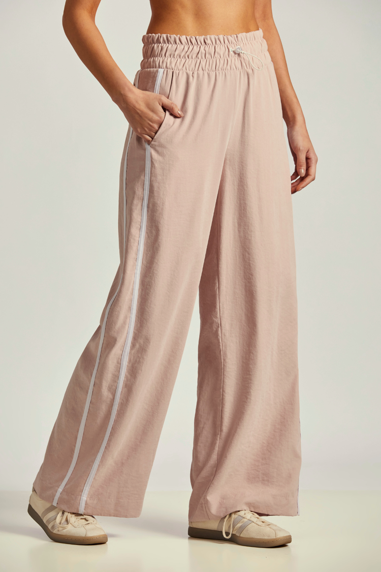 Open Era — CALÇA WIDE COM LISTRAS BY MICA