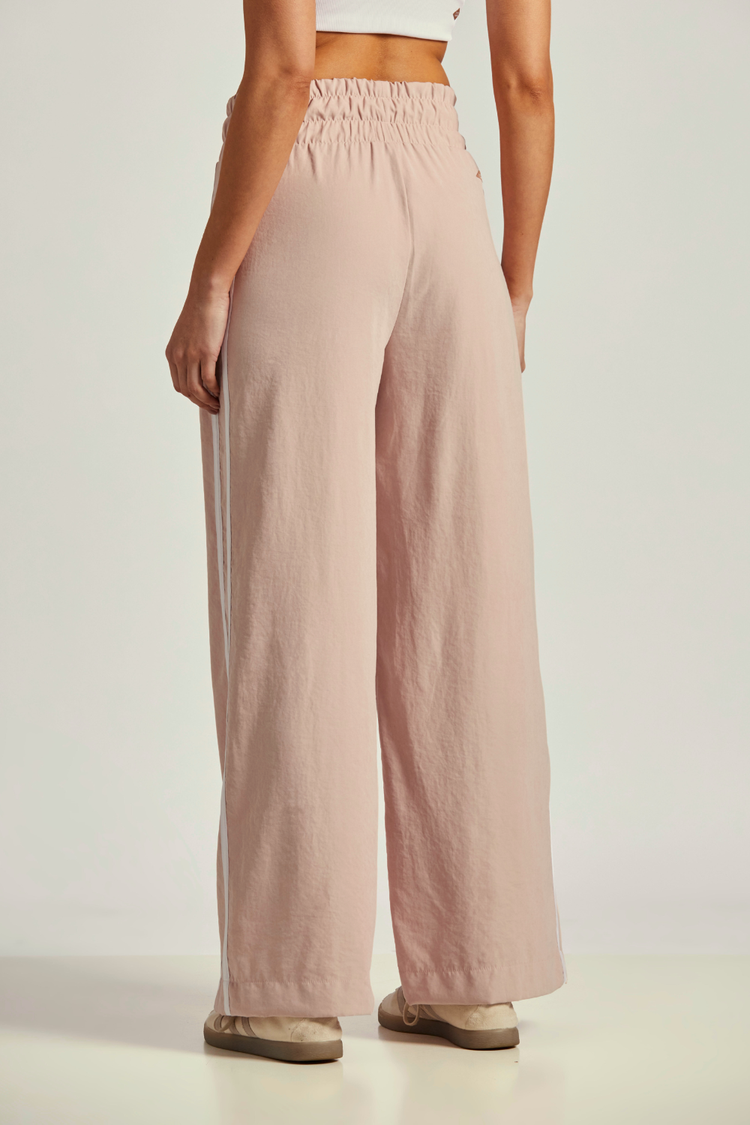 Open Era — CALÇA WIDE COM LISTRAS BY MICA